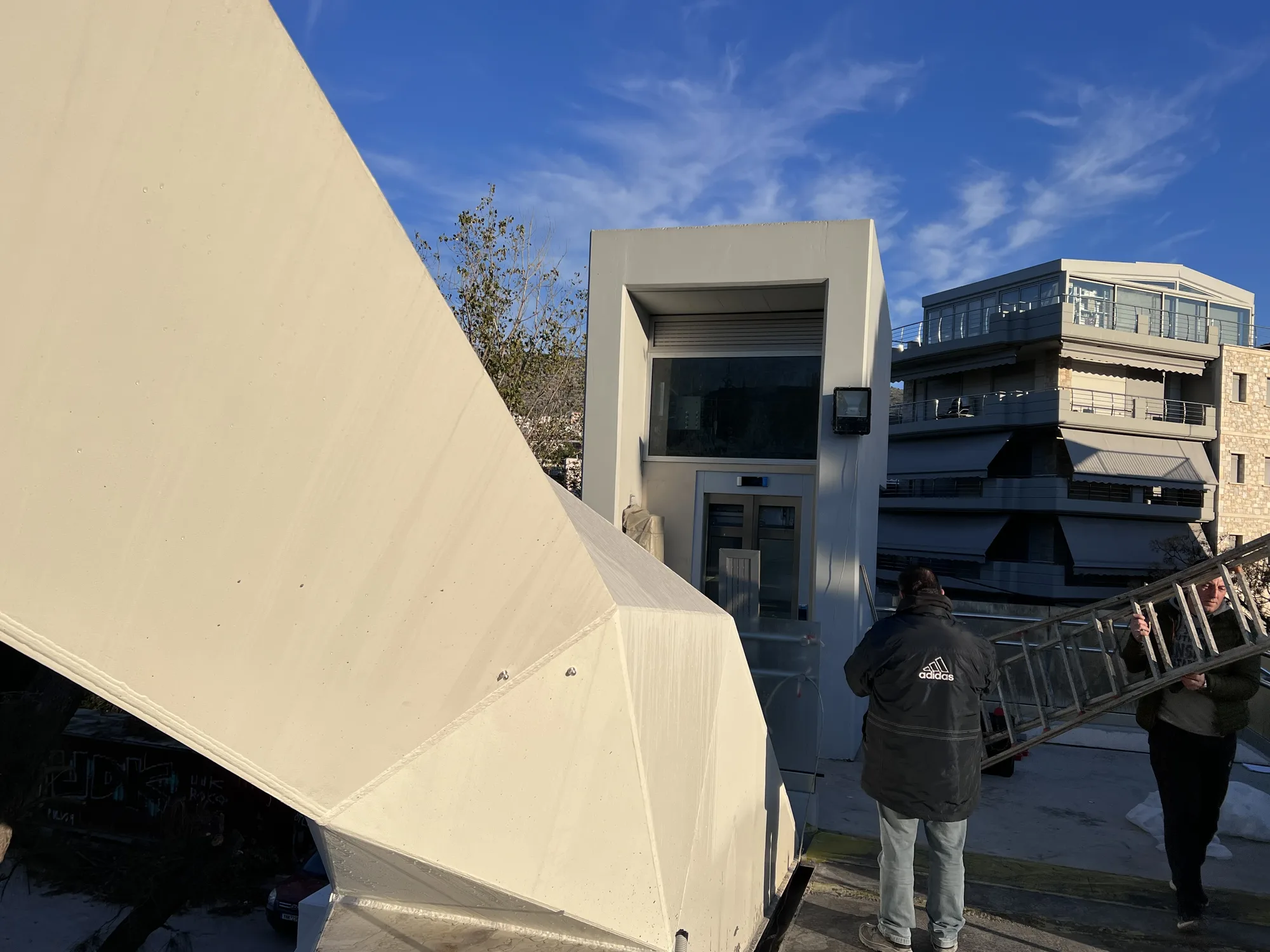 Γυάλινο ασανσέρ πεζογέφυρας Δαφνί
