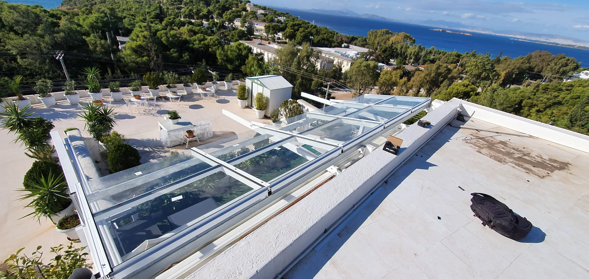 Σταθερή πέργκολα αλουμινίου με γυαλί σε ταράτσα στη Βουλιαγμένη, με θέα στον Σαρωνικό